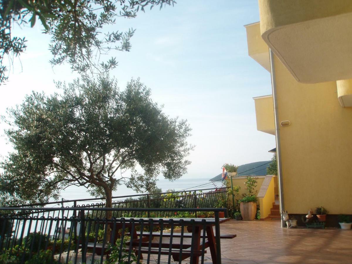 Apartment Jelena Раб Екстериор снимка